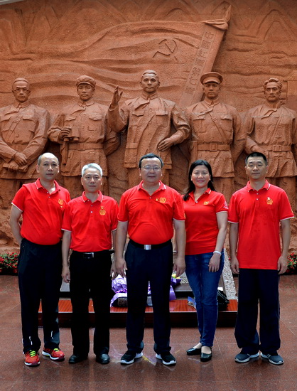 8,黨委委員在百色起義紀念館內合影.jpg 8,黨委委員在百色起義紀念館內合影.jpg