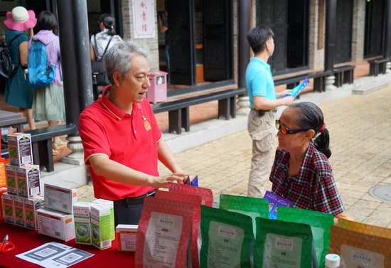 潘高壽傳統中藥文化傳承人盧其福向市民仔細講解2-1.jpg 潘高壽傳統中藥文化傳承人盧其福向市民仔細講解2-1.jpg