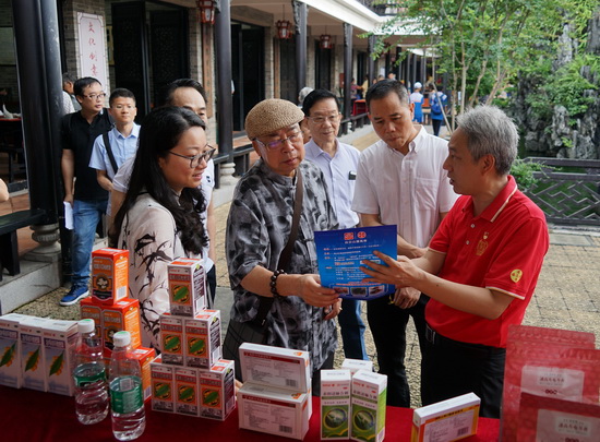 潘高壽傳統中藥文化傳承人盧其福向市民仔細講解3-1.jpg 潘高壽傳統中藥文化傳承人盧其福向市民仔細講解3-1.jpg