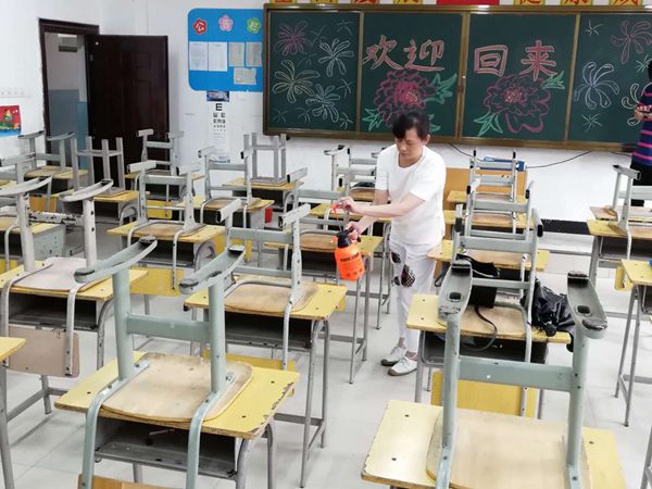 老師們對(duì)教室進(jìn)行消毒清潔。_副本.jpg